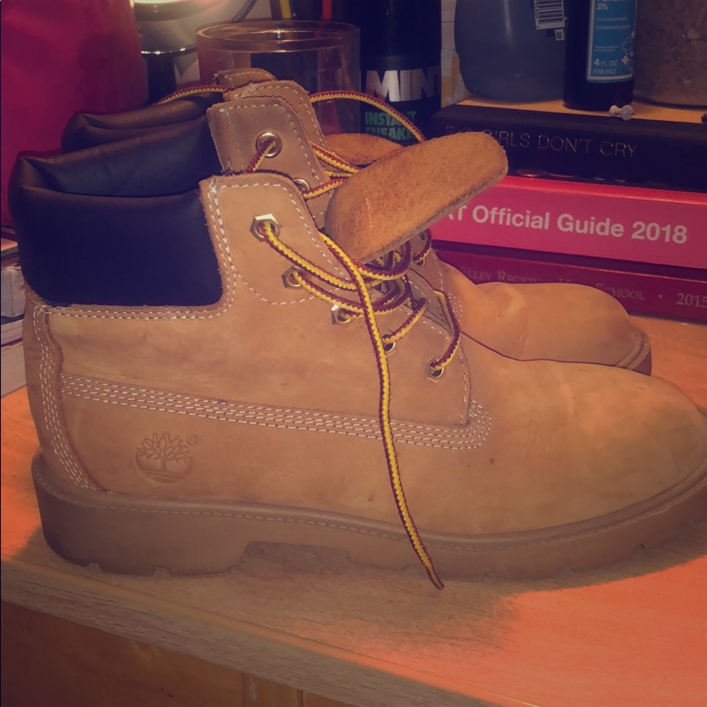 Wheat colored timberlands (fits a size 6-6.5)